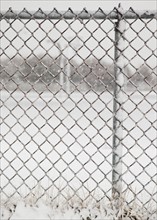 USA, New York State, Rockaway Beach, chainlink fence in winter. Photo : Jamie Grill Photography