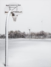 USA, New York State, Rockaway Beach, basketball hoop in winter. Photo : Jamie Grill Photography