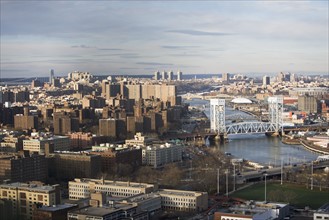 USA, New York State, New York City, Cityscape with Triboro Bridge. Photo : fotog