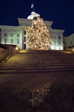 USA, Alabama, Montgomery, Christmas tree outside State Capitol building. Photo : Henryk Sadura