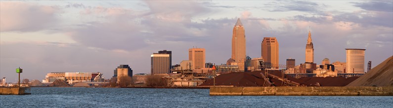 USA, Ohio, Cleveland, City skyline on Lake Erie. Photo : Henryk Sadura