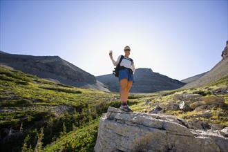 USA, Montana, Glacier National Park, Young woman posing with peace sign. Photo : Noah Clayton