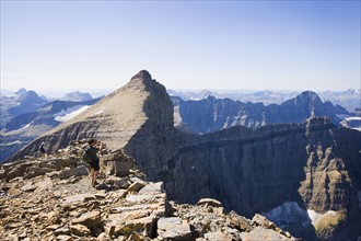 USA, Montana, Glacier National Park, Hikers taking pictures at top of Mt Siyeah. Photo : Noah