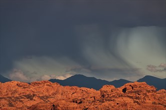 USA, Nevada, Valley of Fire, storm cloud over rocks. Photo : Gary Weathers