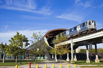 USA, Illinois, Chicago, Train passing Illinois Institute of Technology. Photo : Henryk Sadura