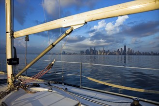 USA, Illinois, Chicago, City skyline from yacht on Lake Michigan. Photo : Henryk Sadura