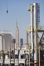 USA, New York City, Refinery installations with Empire State Building in background. Photo : fotog