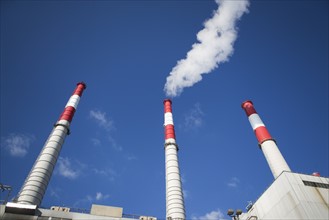 USA, New York City, Factory chimneys against blue sky. Photo : fotog