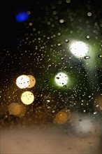 Rain drops on car window. Photo : Johannes Kroemer