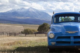 USA, Colorado, Carbondale, Blue vintage car, mount Sopris in background. Photo : Noah Clayton