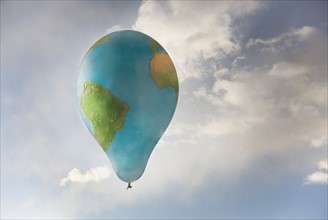 Earth-shaped balloon flying. Photo : Mike Kemp