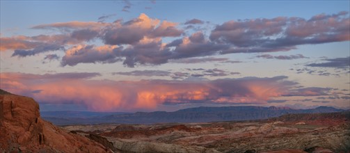 USA, Nevada, Valley of Fire at sunset. Photo : Gary Weathers