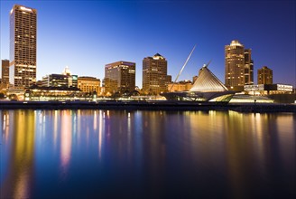 USA, Wisconsin, Milwaukee, Skyline illuminated at night. Photo : Henryk Sadura