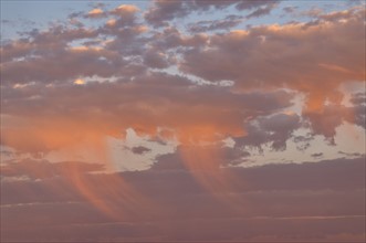 USA, Oregon, red clouds. Photo : Gary Weathers