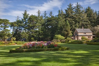 USA, Oregon, house in garden. Photo : Gary Weathers