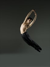 Young ballet dancer, studio shot. Photo : Dan Bannister