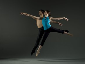 Pair of ballet dancers practicing. Photo : Dan Bannister