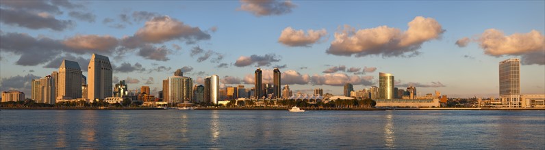 USA, California, San Diego skyline at sunset. Photo : Gary Weathers