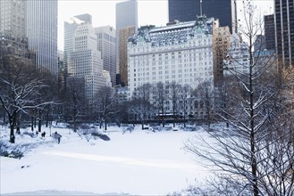 USA, New York City, View of Central Park in winter with Manhattan skyline in background. Photo :