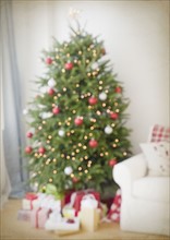 Decorated christmas tree and presents in living room. Photo : Jamie Grill Photography