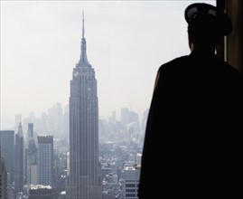 USA, New York City, Manhattan, Steward watching Empire State Building. Photo : fotog