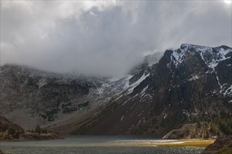 USA, California, mountains in clouds. Photo : Gary Weathers