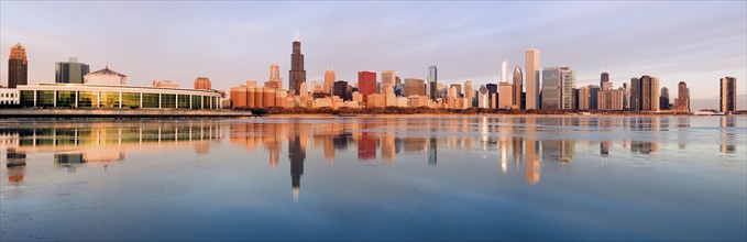 USA, Illinois, Chicago, City skyline over Lake Michigan at sunrise. Photo : Henryk Sadura