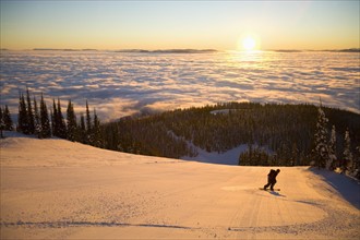 USA, Montana, Whitefish, Young man snowboarding. Photo : Noah Clayton