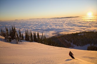 USA, Montana, Whitefish, Mid adult woman skiing. Photo : Noah Clayton