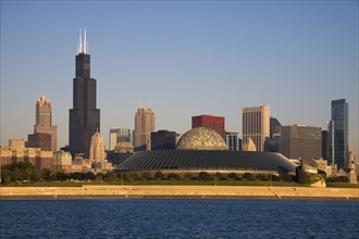 USA, Illinois, Chicago, City skyline with Adler Planetarium. Photo : Henryk Sadura