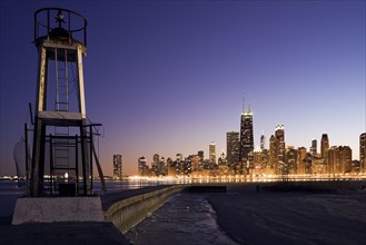 USA, Illinois, Chicago, City skyline from Lake Michigan at sunset. Photo : Henryk Sadura