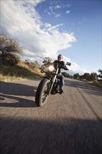 USA, Colorado, Carbondale, Mature man driving motorcycle. Photo : Noah Clayton