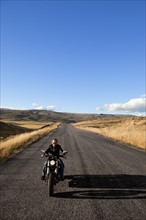 USA, Colorado, Carbondale, Mature man driving motorcycle. Photo : Noah Clayton