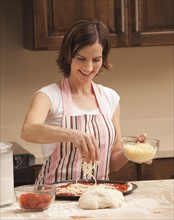Woman preparing pizza. Photo : Mike Kemp