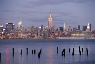 USA, New York State, New York City, Skyline at dusk. Photo : fotog