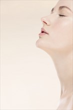 Profile of young woman with eyes closed . Photo : Jan Scherders