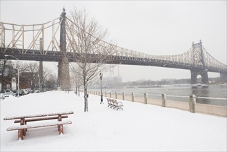 USA, New York City, Queensboro Bridge in winter. Photo: fotog