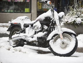 USA, New York City, motorbike covered with snow. Photo: fotog