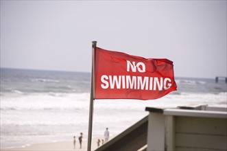 USA, North Carolina, Outer Banks, Kill Devil Hills, no swimming sign on beach. Photo : Tetra Images