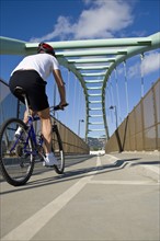USA, California, Berkeley, Cyclist on bridge. Photo: Noah Clayton