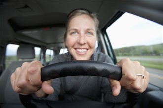 Mid adult woman driving. Photo : Noah Clayton