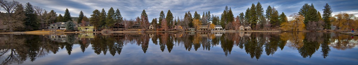 USA, Oregon, Trees reflecting in lake. Photo: Gary Weathers