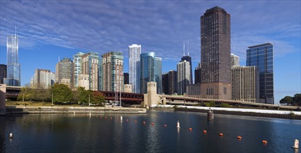 USA, Illinois, Chicago skyline across river. Photo : Henryk Sadura