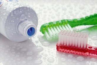 Close-up of toothpaste and toothbrushes covered with water drops. Photo : Antonio M. Rosario