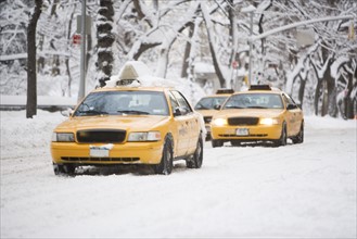 USA, New York City, yellow cabs on snowy street. Photo : fotog