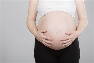 Studio shot of pregnant woman. Photo : Justin Paget