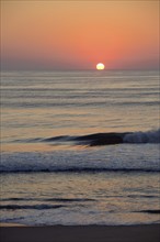 USA, North Carolina, Outer Banks, Kill Devil Hills, seascape at sunset. Photo: Tetra Images