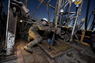 Canada, Alberta, Oil workers using oil drill. Photo : Dan Bannister