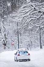 USA, New York City, police car on snowy road. Photo : fotog