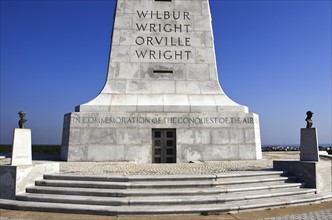 USA, North Carolina, Outer Banks, Kill Devil Hills, Wright Brothers Memorial. Photo: Tetra Images
